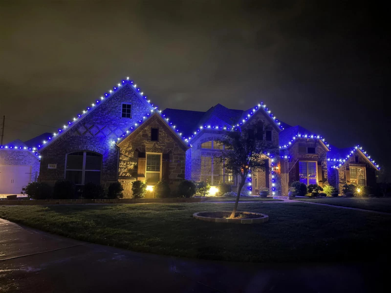 Custom holiday lighting installed by Pursuit (31 of 57)