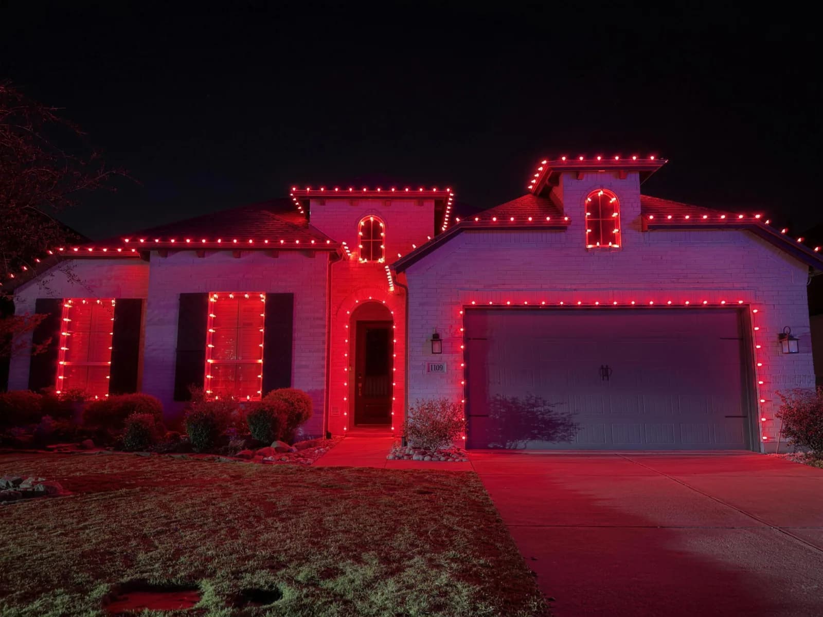 Custom holiday lighting installed by Pursuit (35 of 57)